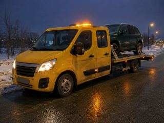 Pomoc drogowa po wypadku nocą – SUV na lawecie – Leszno