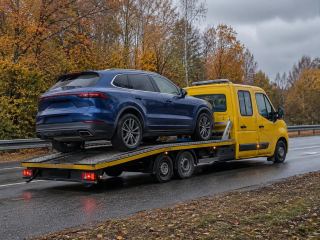 Transport niebieskiego SUV-a na lawecie – Leszno